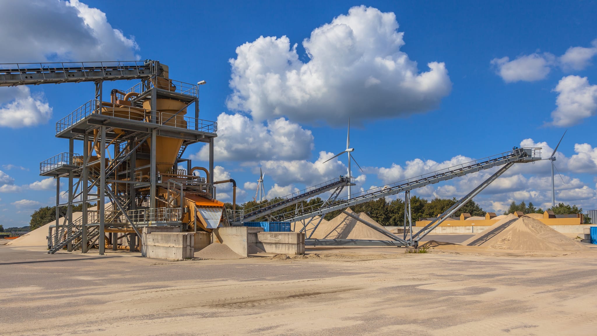 Mineral processing plant with conveyors stockpiling dewatered product