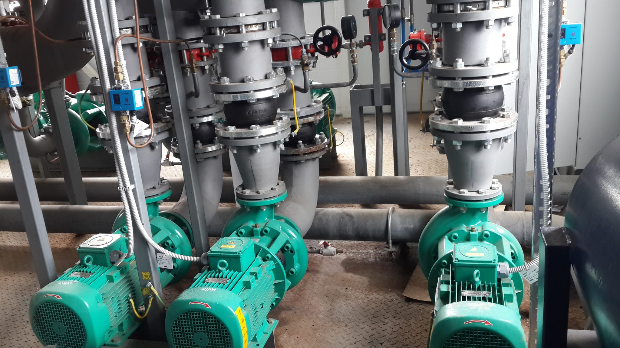 Containerised or skid-mounted modular water supply pump package for mining sites
